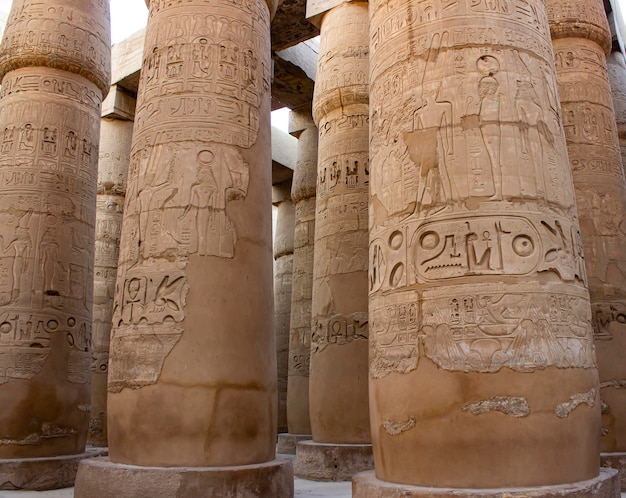 Colonnes gigantesques dans la salle hypostyle du temple de Karnak en Egypte