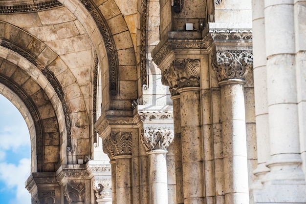 Colonnes sur le passage dans la basilique du Sacré-Cœur de Paris ou la Basilique Cœur Sacré de Montmartre à Paris