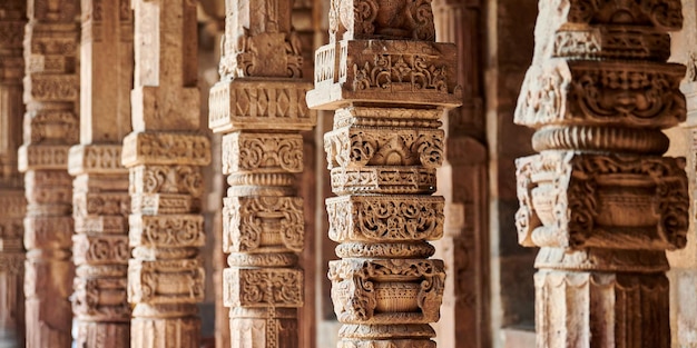 Photo colonnes en pierre avec bas-relief décoratif du complexe qutb dans le sud de delhi inde piliers rapprochés