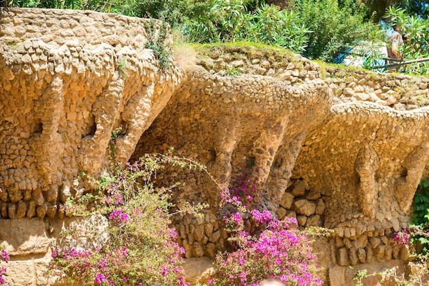 Colonnes en pierre dans la colonnade du parc Guell, conçu par Gaudi, Barcelone, Catalogne, Espagne