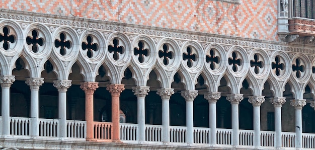 Colonnes roses dans le palais ducal de Venise