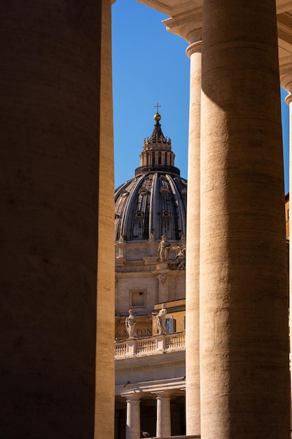 Colonnes, sculptures et dôme de la Piazza San Pietro (Place Saint Pierre) à la Cité du Vatican.