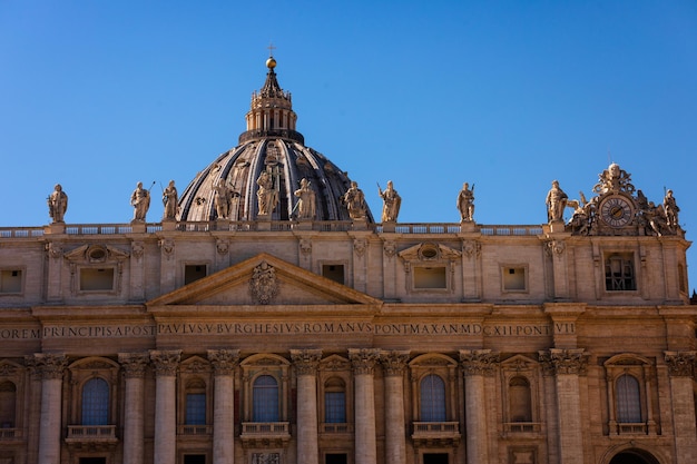 Colonnes, sculptures et dôme de la Piazza San Pietro (Place Saint Pierre) à la Cité du Vatican.