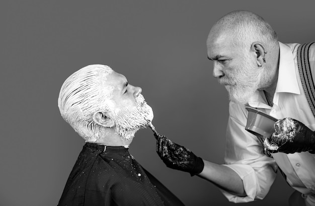 Colorant moustache coiffeur faire d'une couleur de cheveux pour un gars hipster barbu processus d'un homme