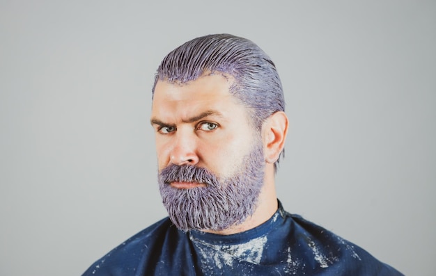 Coloration des cheveux de l'homme Guy hipster barbu Processus d'un homme ayant sa couleur de cheveux au salon de coiffure