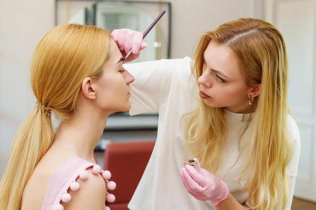 Coloration des sourcils en salon Soin du visage professionnel