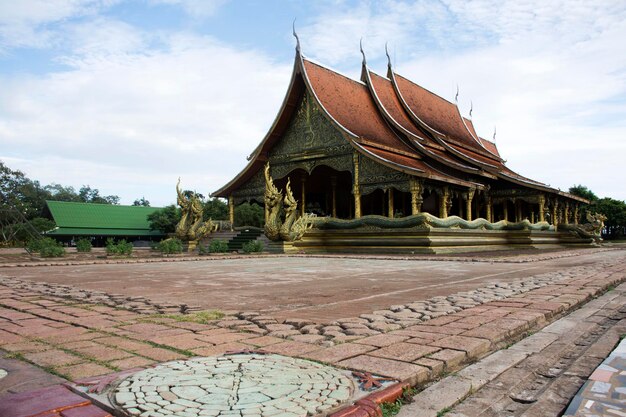 Photo coloré et art d'ubosot du temple sirindhorn wararam phu prao ou wat phu prao dans le district de sirindhorn à ubon ratchathani thaïlande