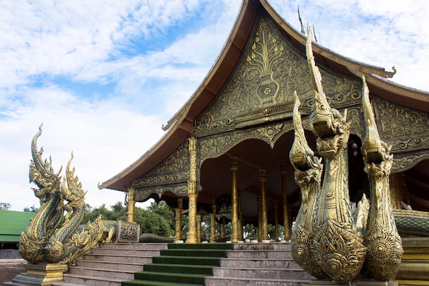 Coloré et art d'ubosot du temple Sirindhorn wararam phu prao ou Wat phu prao dans le district de Sirindhorn à Ubon Ratchathani Thaïlande