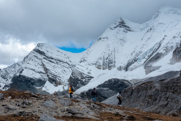 Coloré en automne forêt et montagne de neige à la réserve naturelle de Yading