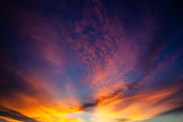 Coloré ciel dramatique avec nuage au coucher du soleil