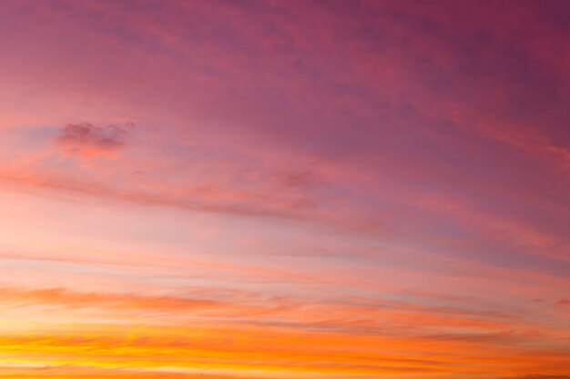 Coloré Ciel Dramatique Avec Nuage Au Coucher Du Soleil.