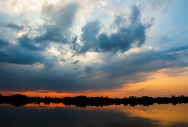 Coloré ciel dramatique avec nuage au coucher du soleil