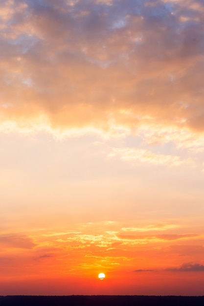 Coloré ciel dramatique avec nuage au coucher du soleil