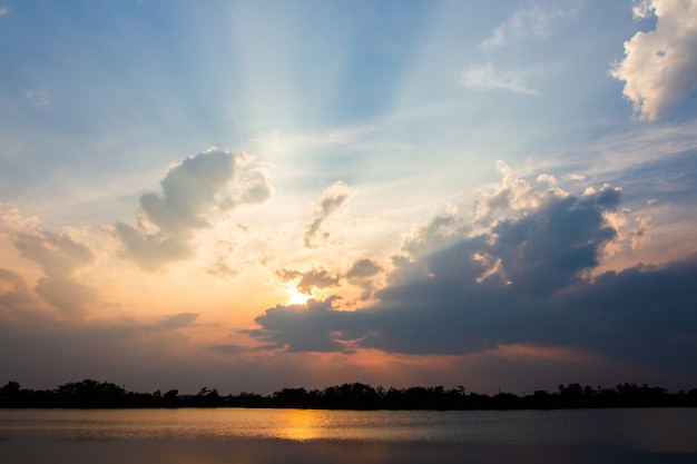 Coloré ciel dramatique avec nuage au coucher du soleil.