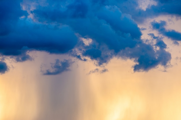 Coloré ciel dramatique avec nuage au coucher du soleil.