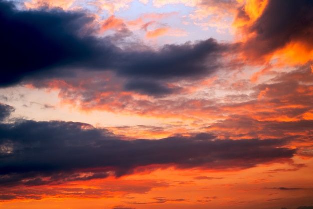 Coloré ciel dramatique avec des nuages au coucher du soleil.