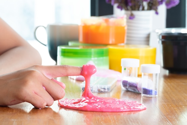 Coloré du jouet fait maison appelé Slime, les enfants s&#39;amusent par l&#39;expérience scientifique.