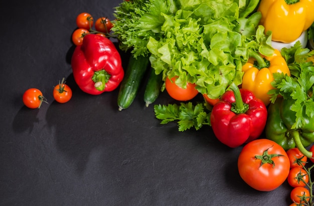 Coloré de légumes biologiques frais et de salade pour cuisiner un régime et des aliments sains. Corne d'abondance des récoltes d'automne.