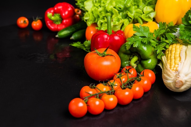 Coloré de légumes biologiques frais et de salade pour cuisiner un régime et des aliments sains. Corne d'abondance des récoltes d'automne.