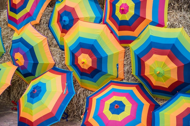 Photo coloré de parapluies en plein air