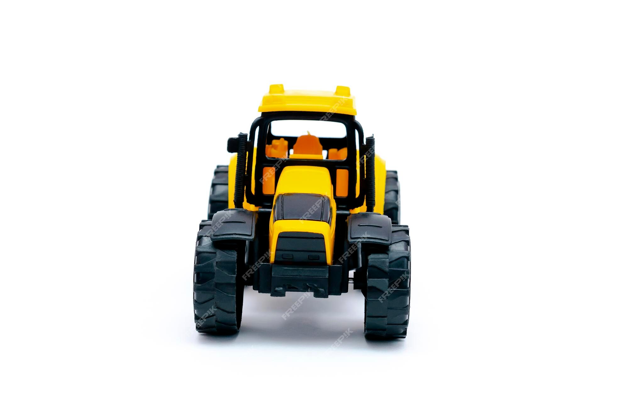 Coloré Petit Mini Tracteur En Plastique Jaune Camion Camion Jouet De Voiture  Isolé Sur Fond Blanc Maquette Avec Copie Espace Jouets Pour Enfants  Développement Des Enfants Jouant Plaisir De L'enfance