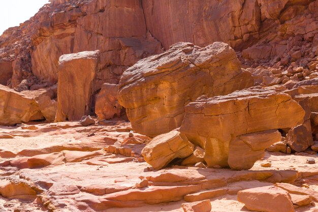 Colored Canyon est une formation rocheuse sur la péninsule du sud du Sinaï (Égypte). Roches du désert de fond de grès multicolore