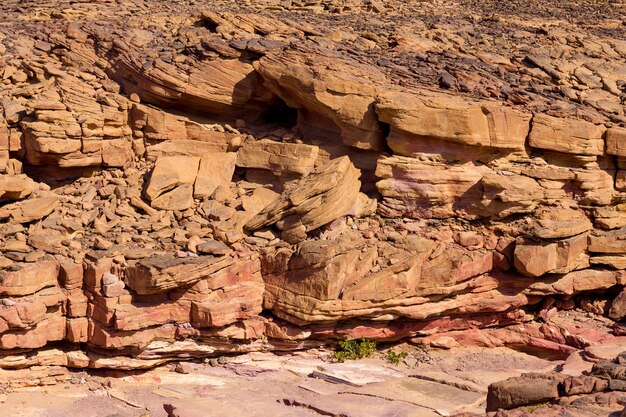 Colored Canyon est une formation rocheuse sur les roches du désert du sud du Sinaï en Egypte de grès multicolore