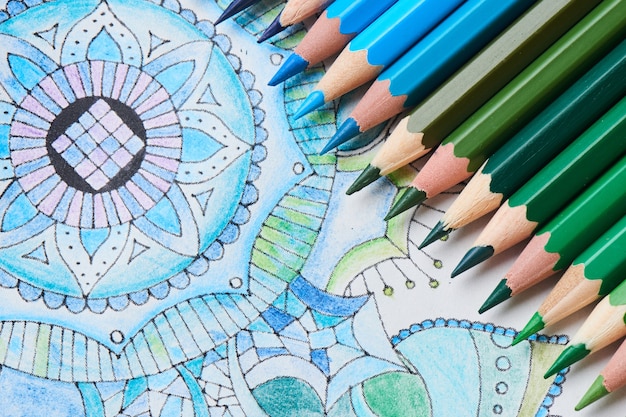 Coloriage pour adultes et crayons de couleur