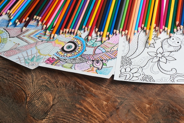 Photo coloriage pour adultes et crayons de couleur