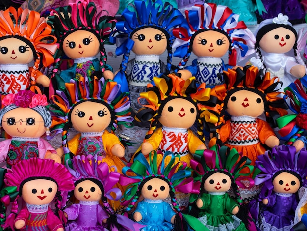 COLORIDAS MUÑECAS TRADICIONALES MEXICANES PARA VENTA EN KIOSKO