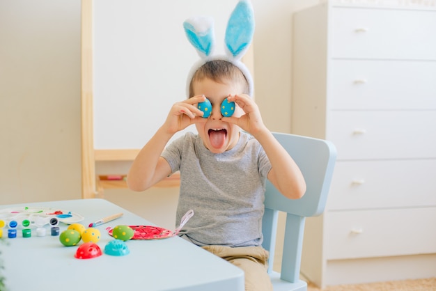 Colorier bébé et s&#39;amuser avec des œufs de Pâques