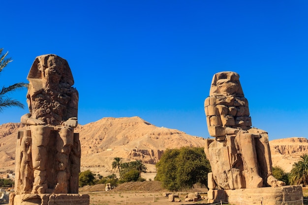 Colosses de Memnon deux statues massives en pierre du pharaon Amenhotep III à Louxor Egypte