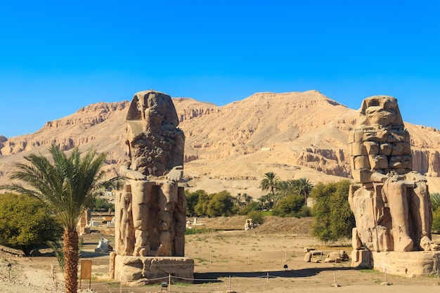 Colosses de Memnon deux statues massives en pierre du pharaon Amenhotep III à Louxor Egypte