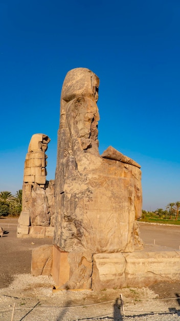 Les colosses de Memnon, deux statues massives en pierre du pharaon Amenhotep III, qui régna en Egypte pendant la dynastie XVIII.