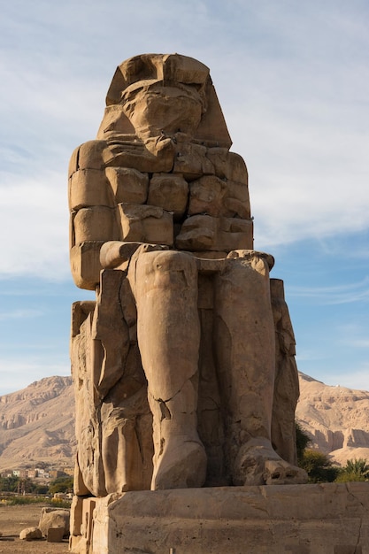 Colosses de Memnon Luxor Thèbes dans le contexte de l'aube en Egypte