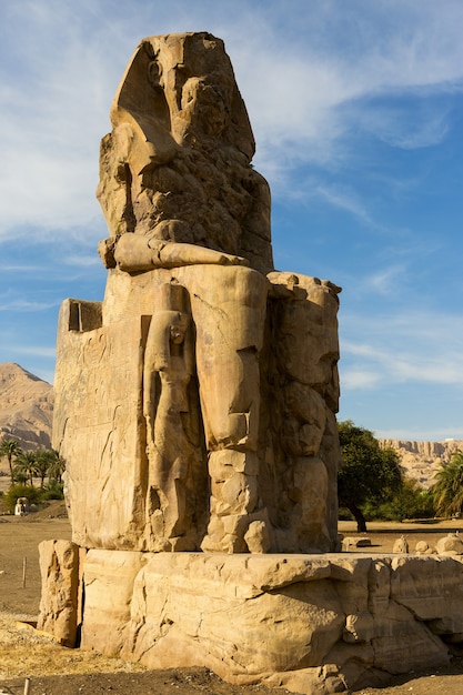 Photo colosses de memnon luxor thèbes dans le contexte de l'aube en egypte