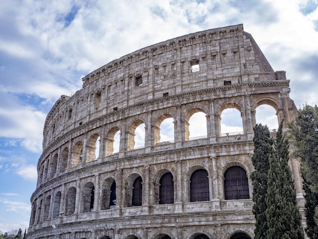 Le Colosseum de Rome est un ancien amphithéâtre.