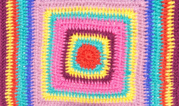 Colseup de motif de tissu coloré au crochet fait maison