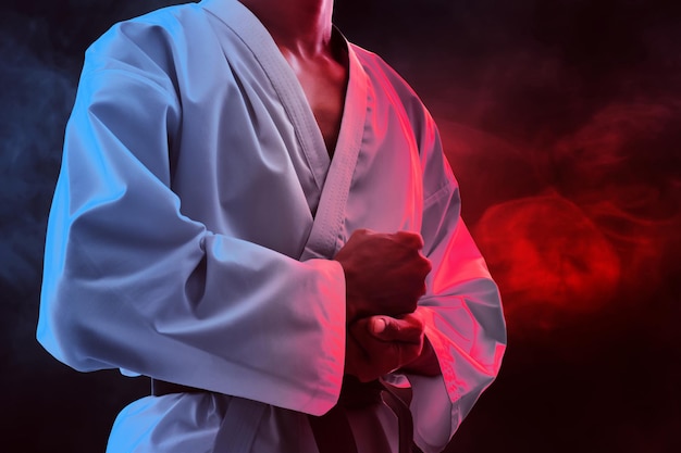 Photo un combattant d'arts martiaux de karaté sur un fond sombre