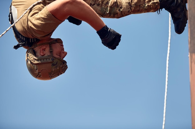 Un combattant des forces spéciales descend d'un gratte-ciel pour prendre d'assaut l'appartement Concept de lutte contre le terrorisme de la police Technique mixte