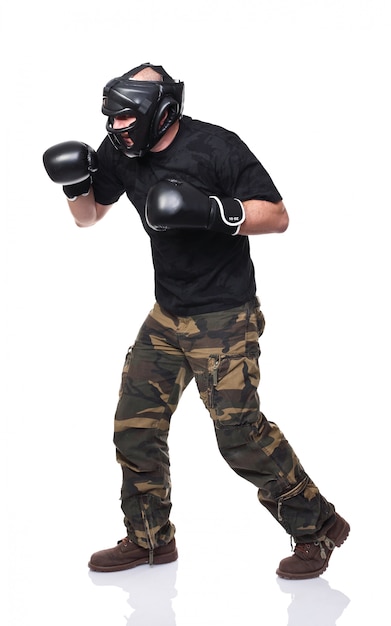 Combattant krav maga avec des gants et un masque