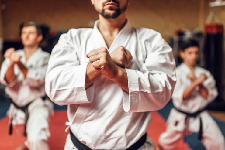 Photo les combattants d'arts martiaux perfectionnent leurs compétences.