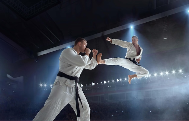 Combattants de karaté sur le championnat de combat de tatami