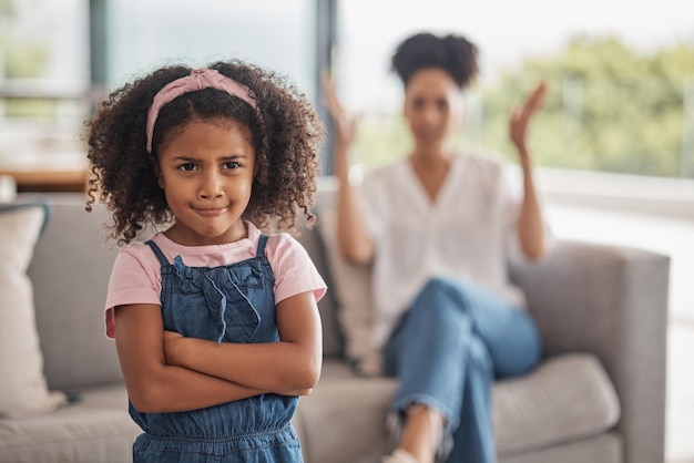 Combattre la famille et la mère et l'enfant en colère en conflit ou en désaccord dans le salon de la maison Ignorer frustré et problème de famille noire pour les jeunes mamans ou les filles de mauvaise humeur