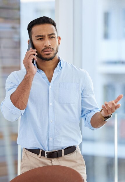 Combien de temps dois-je encore attendre une mise à jour Photo d'un jeune homme d'affaires parlant sur un téléphone portable dans un bureau