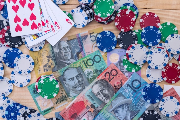 Combinaison de cartes en dollars australiens avec des jetons de casino