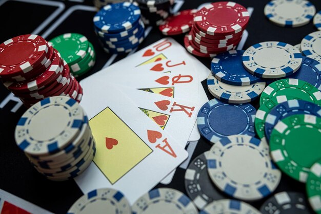 La combinaison gagnante Royal Flush avec des jetons à la table de casino