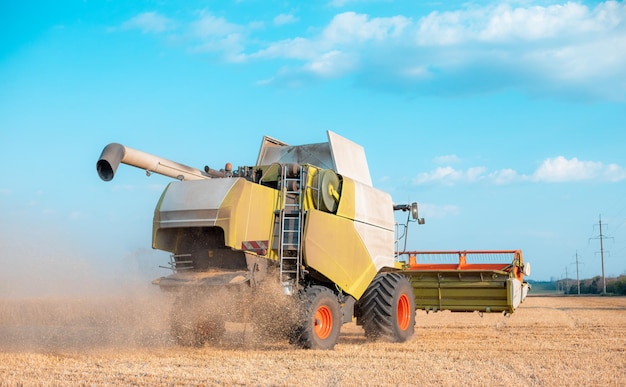 Photo combiner dans les champs les récoltes de blé exportation et importation de blé crise alimentaire mondiale