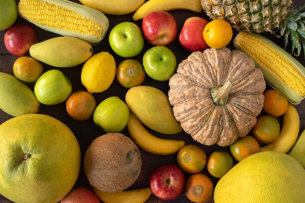 Combinez des fruits et légumes sains à plat sur le plancher en bois