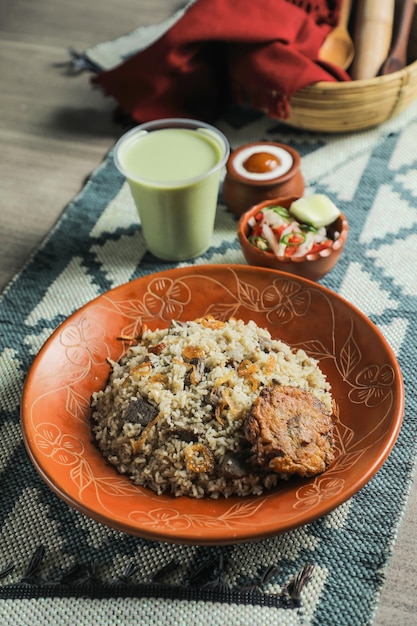 Combo de boeuf Tehari avec salade shami kabab tikki borhani et gulab jamun au four servis dans un plat isolé sur un tapis vue de dessus de la nourriture indienne et bangladaise